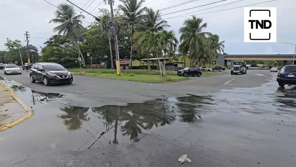 Intersección en Dorado con la calle cubierta de agua de un salidero, cerca del pozo Maguayo 2